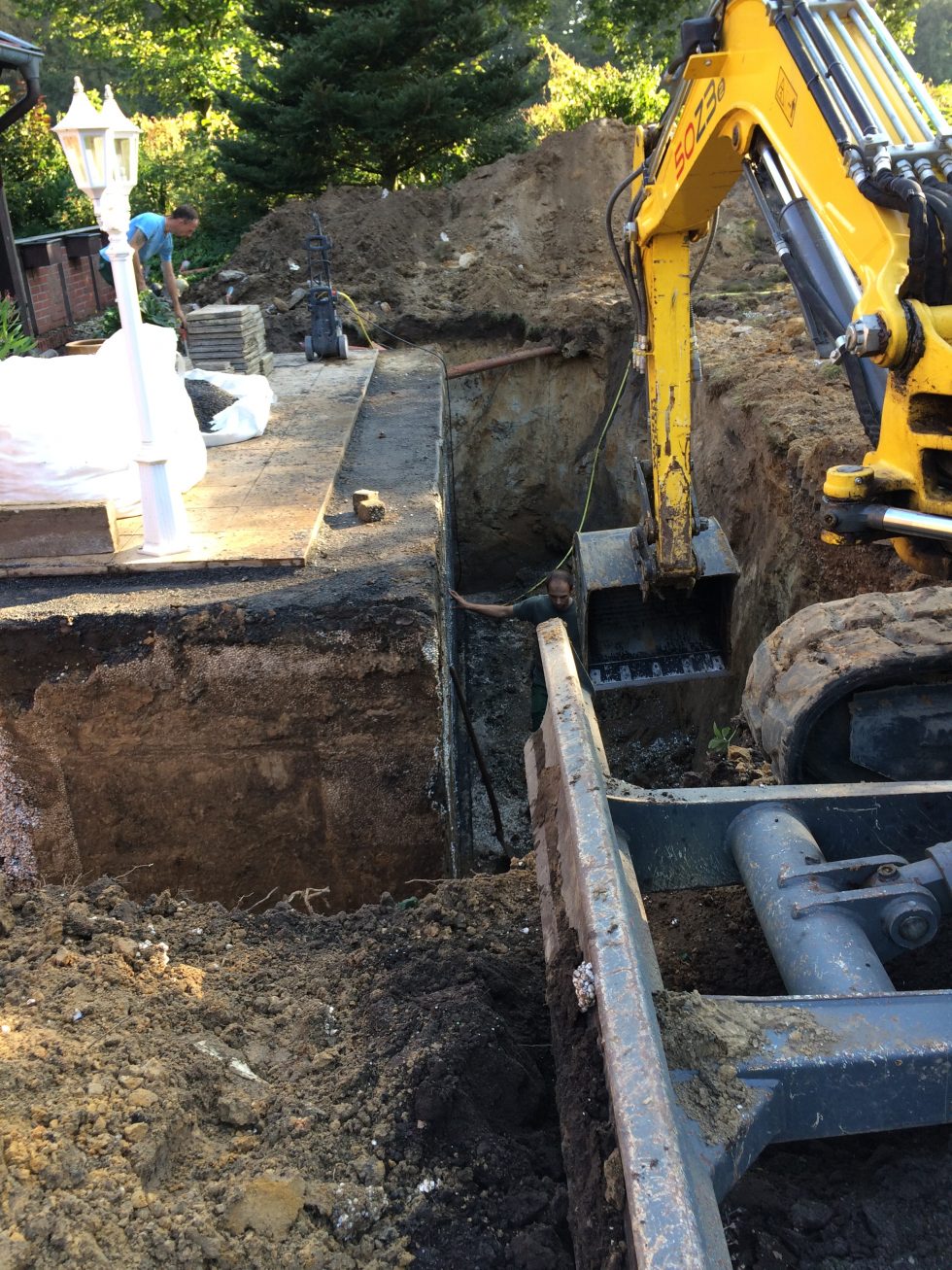 Baustelle Außenabdichtung mit Bagger